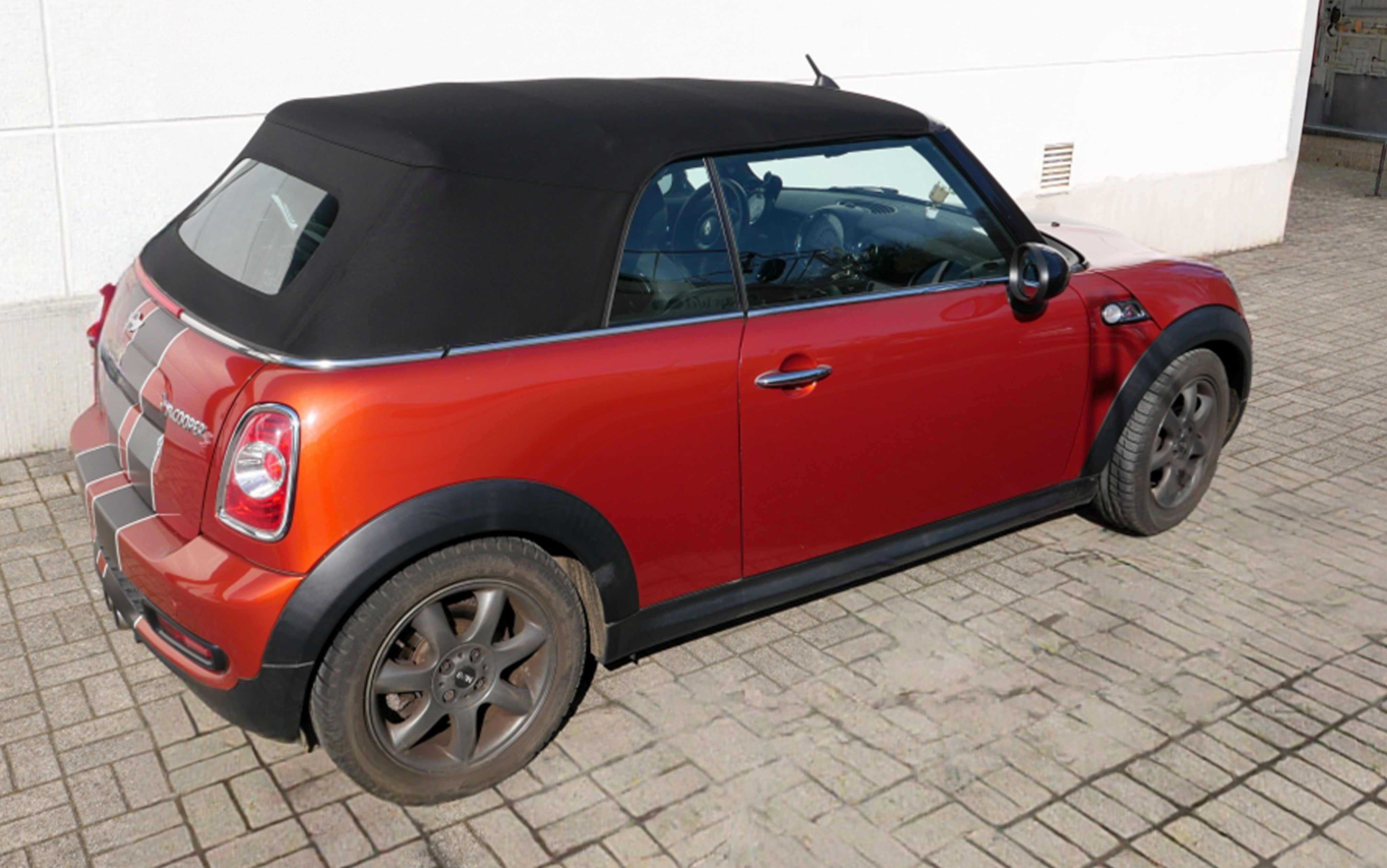 Mini R57 Cabrioverdeck 2009-2015 convertible, rotes Auto, Zweirad?, schwarzes Verdeck, MINI